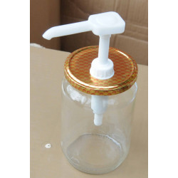Manual pump for honey jars